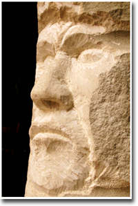 Skulptur eines Kopfs